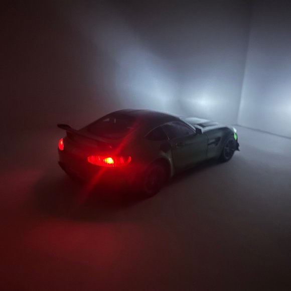 1:18 Mercedes-Benz GT-R Diecast Green Metal with LED lights - Picture 12 of 12
